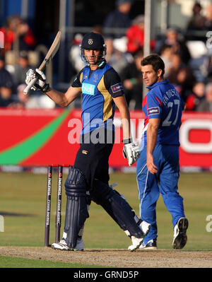 James Vince von Hampshire feiert 50 Abfahrten - Essex Adler Vs Hampshire Falken - NatWest Pro 40 Division ein Cricket im Ford County Ground, Chelmsford - 09.03.09 Stockfoto