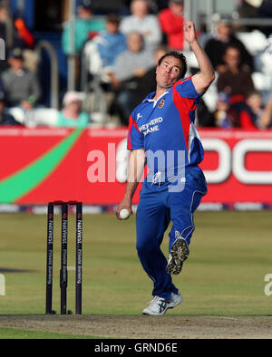 Graham Napier in bowling Aktion für Essex - Essex Adler Vs Hampshire Falken - NatWest Pro 40 Division ein Cricket im Ford County Ground, Chelmsford - 09.03.09 Stockfoto