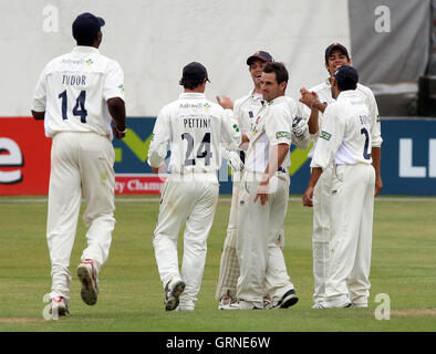 Ryan Ten Doeschate von Essex (3. rechts) feiert das Wicket Graham Wagg mit seinen Teamkollegen - Essex CCC Vs Derbyshire CCC - LV County Championship Cricket an Ford County Ground, Chelmsford, Essex - 07.02.08 Stockfoto