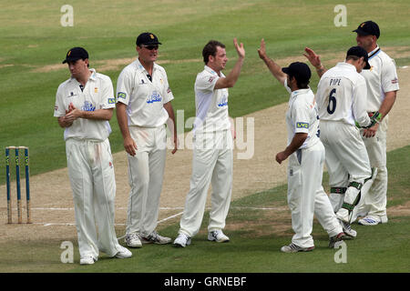 Graham Wagg (3. links) ist auf das Wicket Ryan Ten Doeschate - Essex CCC Vs Derbyshire CCC - LV County Cricket Meisterschaft an Ford County Ground, Chelmsford, Essex - 30.06.08 gratulierte Stockfoto