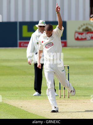 Wayne Parnell von Kent feiert seine erste Pforte auf Debüt, saubere bowling Varun Chopra - Essex CCC Vs Kent CCC - LV County Championship Division Two an der Ford County Ground, Chelmsford, Essex - 29.04.09 Stockfoto