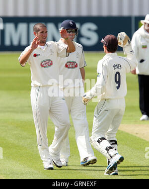 Wayne Parnell von Kent (L) feiert seinen ersten Wicket auf Debüt, saubere bowling Varun Chopra - Essex CCC Vs Kent CCC - LV County Championship Division Two an der Ford County Ground, Chelmsford, Essex - 29.04.09 Stockfoto