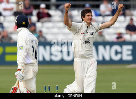 Steven Finn von Middlesex feiert das Wicket Essex Schlagmann Varun Chopra - Essex CCC Vs Middlesex CCC - LV County Championship Cricket auf dem Ford County Ground, Chelmsford - 06.08.09 Stockfoto