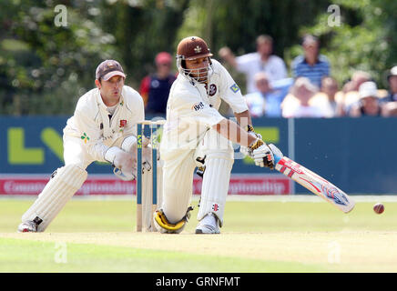 Mark Ramprakash von Surrey spielt den Sweep erschossen, als James Foster hinter die Stümpfe - Essex CCC Vs Surrey CCC schaut - LV County Championship Division zwei Cricket am Schlosspark, Colchester - 19.08.09 Stockfoto