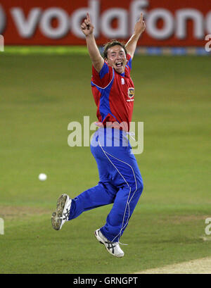 Graham Napier von Essex Eagles (rotes Hemd) in zwanzig 20 T20 Aktion gegen Northants Steelbacks wie er ein Wicket - 07.07.08 feiert Stockfoto