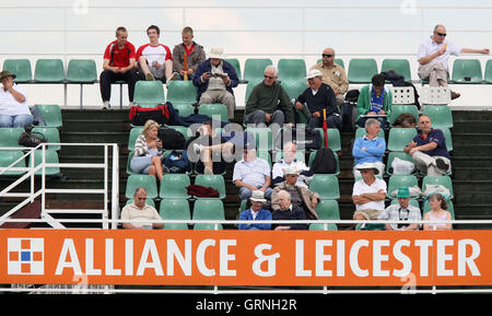 Cricket-Fans warten auf den Beginn des Spiels - Leicestershire Foxes Vs Essex Adler - Freunde Provident Trophy Viertelfinale bei Grace Road, Leicester - 06.04.08 Stockfoto