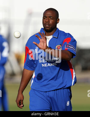 Mervyn Westfield bereitet für Essex - Essex Adler Vs Hampshire Falken - NatWest Pro 40 Division ein Cricket im Ford County Ground, Chelmsford - 09.03.09 Schüssel Stockfoto