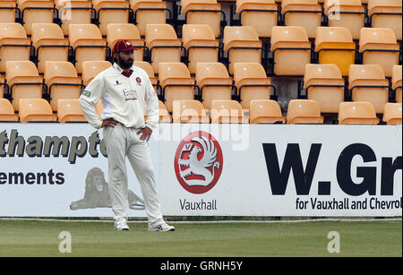 Monty Panesar zurück in das Feld für Northants das Armaturenbrett auf der M1 aus England Pflicht gemacht zu haben, am Tag des Herrn - Northamptonshire CCC Vs Essex CCC - LV County Championship Cricket 1-06/05/09 Stockfoto