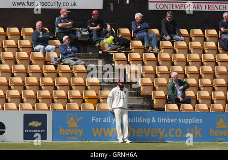 Monty Panesar zurück in das Feld für Northants das Armaturenbrett auf der M1 aus England Pflicht gemacht zu haben, am Tag des Herrn - Northamptonshire CCC Vs Essex CCC - LV County Championship Cricket 1-06/05/09 Stockfoto