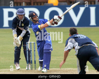 Geraint Jones nimmt einen Haken, James Foster von Essex entlassen aus der Bowling von McLaren - Essex Adler Vs Kent Spitfires - Friends Provident Trophy an Ford County Ground, Chelmsford, Essex - 05.06.07 Stockfoto