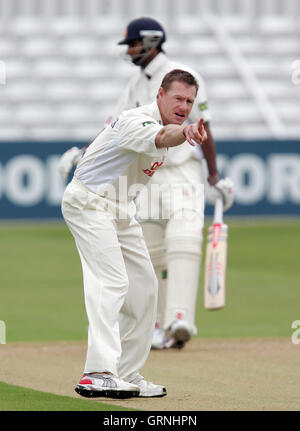 Lance Klusener von Northants appelliert erfolglos für das Wicket Essex Schlagmann Varun Chopra - Essex CCC Vs Northamptonshire CCC - LV County Championship an Ford County Ground, Chelmsford, Essex - 06.06.07 Stockfoto