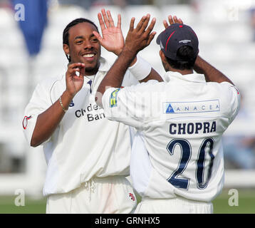 Mervyn Westfield von Essex (links) feiert ein Wicket mit Varun Chopra - Essex CCC Vs Worcestershire CCC - Freundschaftsspiel im Ford County Ground, Chelmsford, 13.04.07 Stockfoto