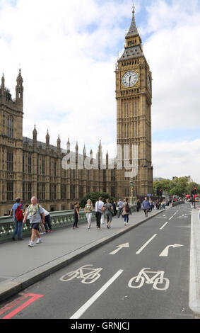 Londons neue, vollständig getrennten Radweg auf Westminster Bridge geht vor Big Ben und den Houses of Parliament. Stockfoto