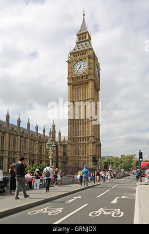 Londons neue, vollständig getrennten Radweg auf Westminster Bridge geht vor Big Ben und den Houses of Parliament. Stockfoto