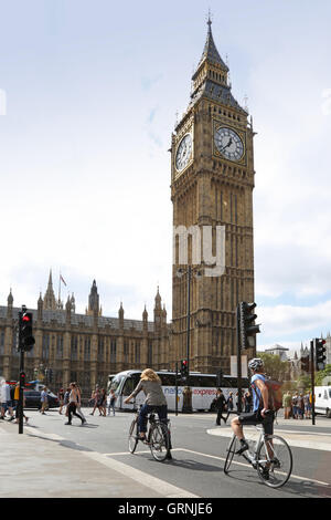 Radfahrer auf einer Londoner Zyklus neue Pfade warten an der Ampel vor Big Ben und den Houses of Parliament Stockfoto