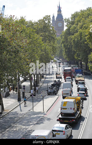 Londons neue, vollständig getrennten Ost-West Radfahren Super-Autobahn (auf der linken Seite des Bildes) am Victoria Embankment. Big Ben darüber hinaus. Stockfoto