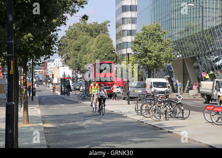 Radfahrer auf Londons neue, vollständig getrennt Nord-Süd Autobahn radeln Blackfriars Road. Stockfoto