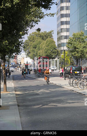 Radfahrer auf Londons neue, vollständig getrennt Nord-Süd Autobahn radeln Blackfriars Road. Stockfoto