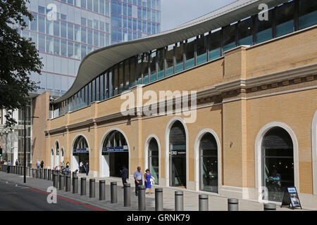 Der neu eröffnete St. Thomas Street Eingang zum Bahnhof London Bridge. Bestandteil der Wiederaufbau Programm. Zeigt oben genannten Plattformen. Stockfoto