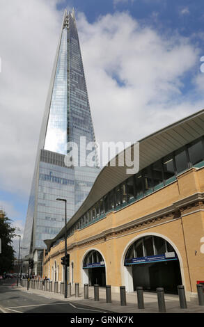 Der neu eröffnete St. Thomas Street Eingang zum Bahnhof London Bridge. Bestandteil der Wiederaufbau Programm. Zeigt die Scherbe darüber hinaus. Stockfoto