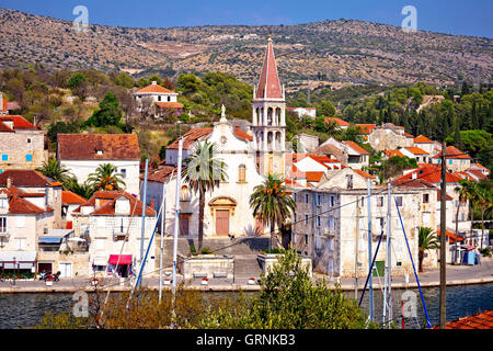 Uferpromenade der Stadt Milna auf der Insel Brac, Dalmatien, Kroatien Stockfoto