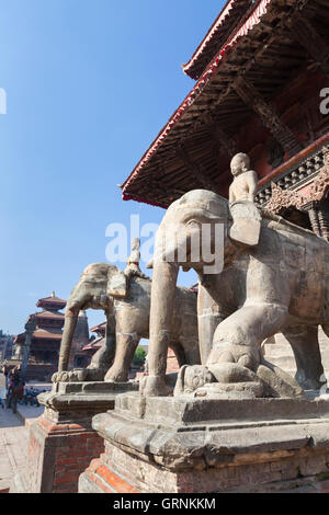 Elefanten bewachen Vishwanath Tempel am Durbar Square, Patan, Nepal Stockfoto