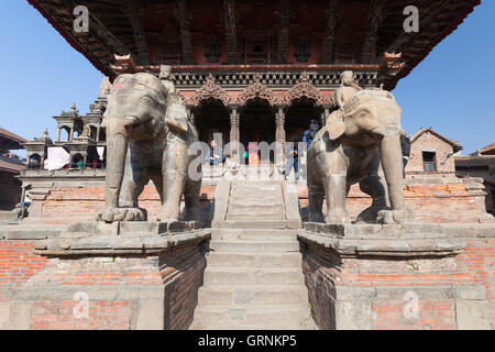 Elefanten bewachen Vishwanath Tempel am Durbar Square, Patan, Nepal Stockfoto