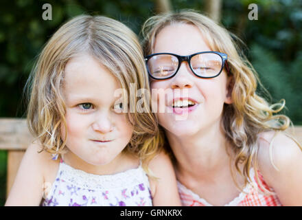 zwei Mädchen, die Spaß Stockfoto