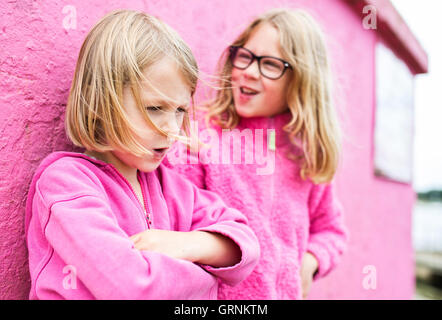 zwei Mädchen, die eine TIFF-Datei Stockfoto