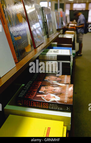 Bücher auf dem Display bei Barnes & Noble Booksellers im Union Square in New York City, USA Stockfoto