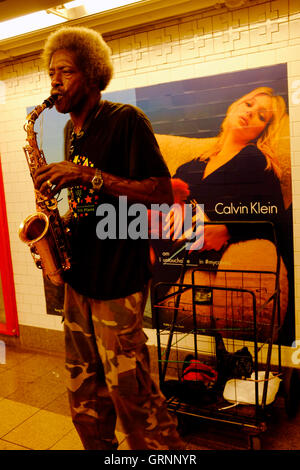 Ein Straßenmusikant in Union Square u-Bahnstation durchführen. Manhattan, New York City, USA Stockfoto