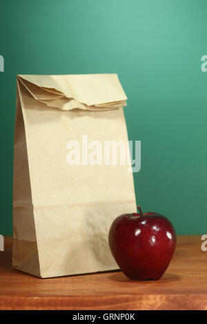 Schule-Mittagessen-Sack auf Lehrer Schreibtisch Stockfoto