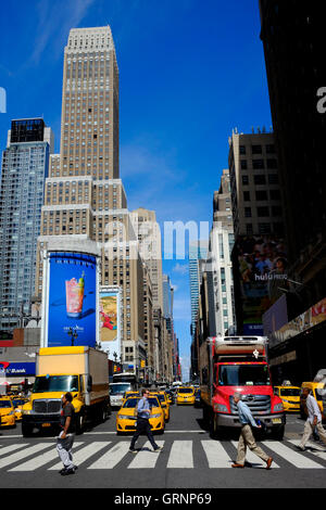 Der Blick auf Midtown Manhattan West 34th Street und 7. Avenue.New York City, USA Stockfoto