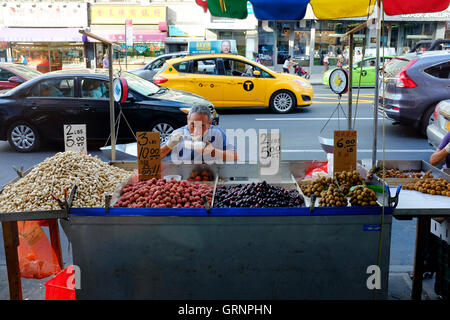 Eine Straße Verkäufer zu Mittag von seinem Stall in Manhattan Chinatown.New York City, USA Stockfoto