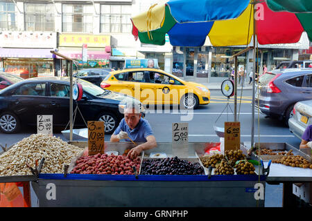 Eine Straße Früchte Anbieter in Manhattan Chinatown.New York City, USA Stockfoto