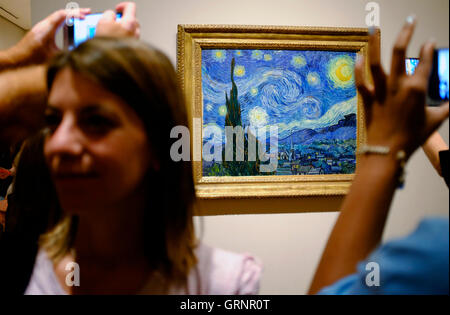 Besucher die Fotos von "Sternennacht" von Vincent Van Gogh im Museum of Modern Art (MoMA). Manhattan, New York City, USA Stockfoto