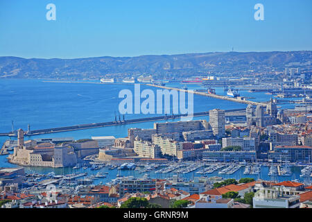 Blick auf den alten Hafen und der große maritime Hafen Marseille Bouches-du-Rhone Frankreich Stockfoto