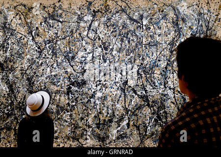 Besucher vor "Nummer 31" Gemälde von Jackson Pollock im Museum of Modern Art (MoMA). Manhattan, New York City, USA Stockfoto