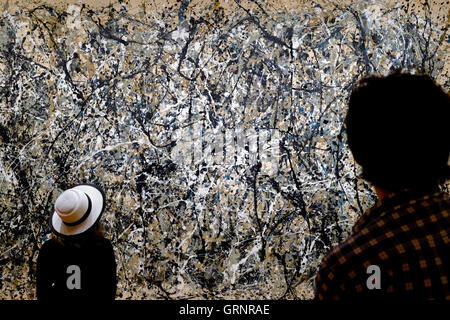 Besucher vor "Nummer 31" Gemälde von Jackson Pollock im Museum of Modern Art (MoMA). Manhattan, New York City, USA Stockfoto