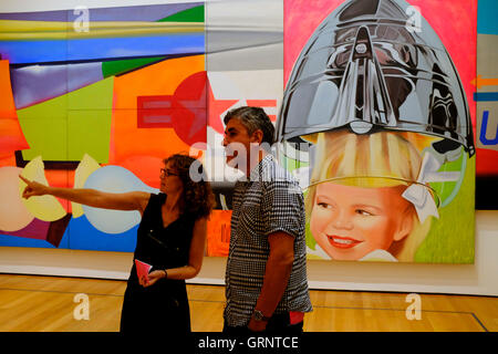 Besucher vor "F-111" des amerikanischen Künstlers James Rosenquist im Museum of Modern Art (MoMA). Manhattan.New York City, USA Stockfoto