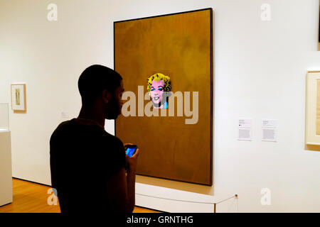 Besucher vor Gold Marilyn Monroe von Andy Warhol in The Museum of Modern Art (MoMA). New York City, USA Stockfoto