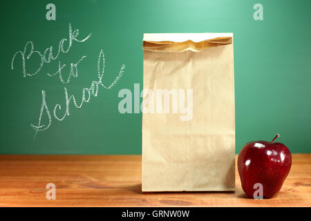 Schule-Mittagessen-Sack auf Lehrer Schreibtisch Stockfoto