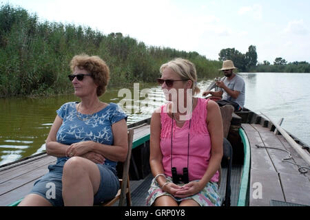 Touristen machen Sie eine Bootsfahrt in den Naturpark Albufera in der Nähe von Valencia in Spanien 1. September 2016. Copyright Foto John Voos Stockfoto