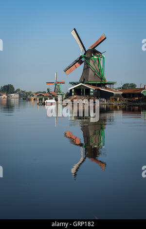 Holländische Windmühlen in Zaanse Schans, Niederlande Stockfoto