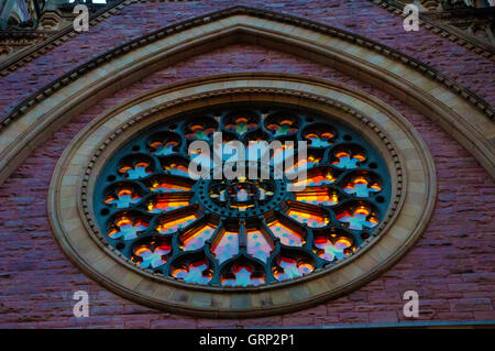 Nahaufnahme Detail von vorne vorgestellten Facade Rundfenster auf Saint James beleuchtet United Church, Montreal, Quebec, Kanada Stockfoto