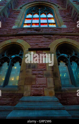 Nahaufnahme Detail der vorderen Fassade rund um Lichtbögen Fenster beleuchtet auf Saint James United Church, Montreal, Quebec, Kanada Stockfoto