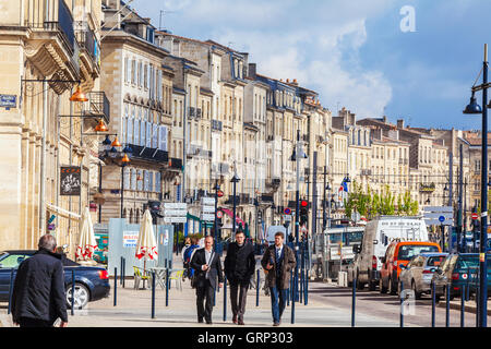 BORDEAUX, Frankreich - 4. April 2011: Drei junge Männer zu Fuß vor der alten Häuser in der Stadt street Stockfoto