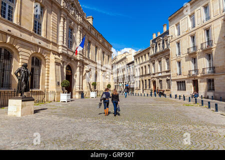 BORDEAUX, Frankreich - 4. April 2011: Zwei junge Französinnen zu Fuß vor der Statue von Francisco de Goya Stockfoto