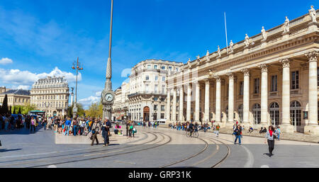 BORDEAUX, Frankreich - 4. April 2011: Franzosen gehen auf Grand Theaterplatz im Frühling Stockfoto