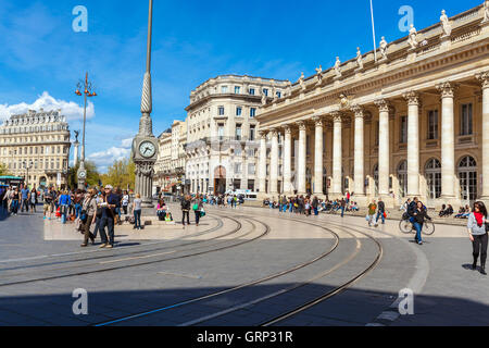 BORDEAUX, Frankreich - 4. April 2011: Franzosen gehen auf Grand Theaterplatz im Frühling Stockfoto